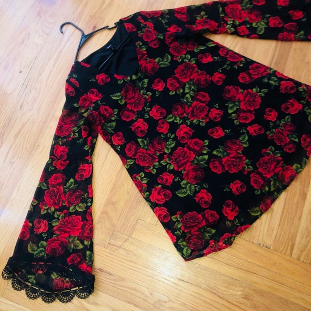 Bell-sleeve rose dress. Forever 21.